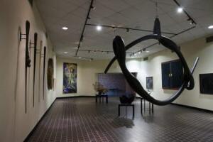 艺术展览与雕塑在Ira M. Taylor Memorial gallery at HSU.